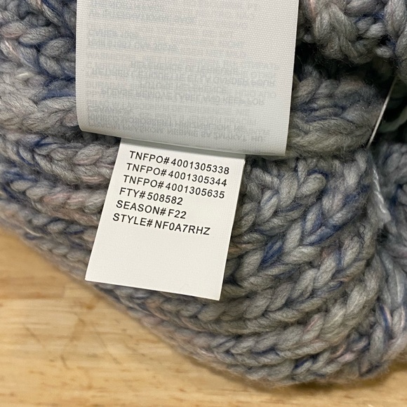 The North Face OS cozy chunky beanie Light Grey Heather/Multi-color deep fit NWT - Picture 10 of 10
